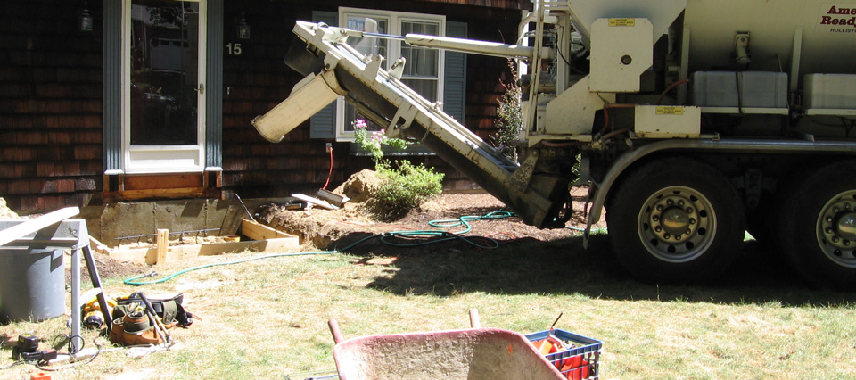 American Ready Mix Short Load Truck Pouring Concrete for Granite Footings